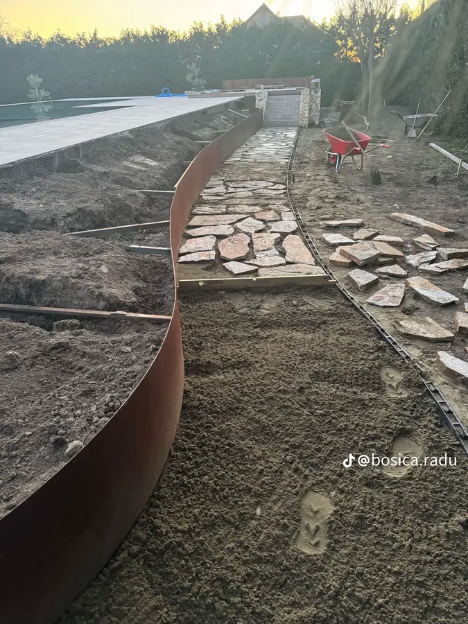 Potecă din piatră naturală cu margine corten steel curbată