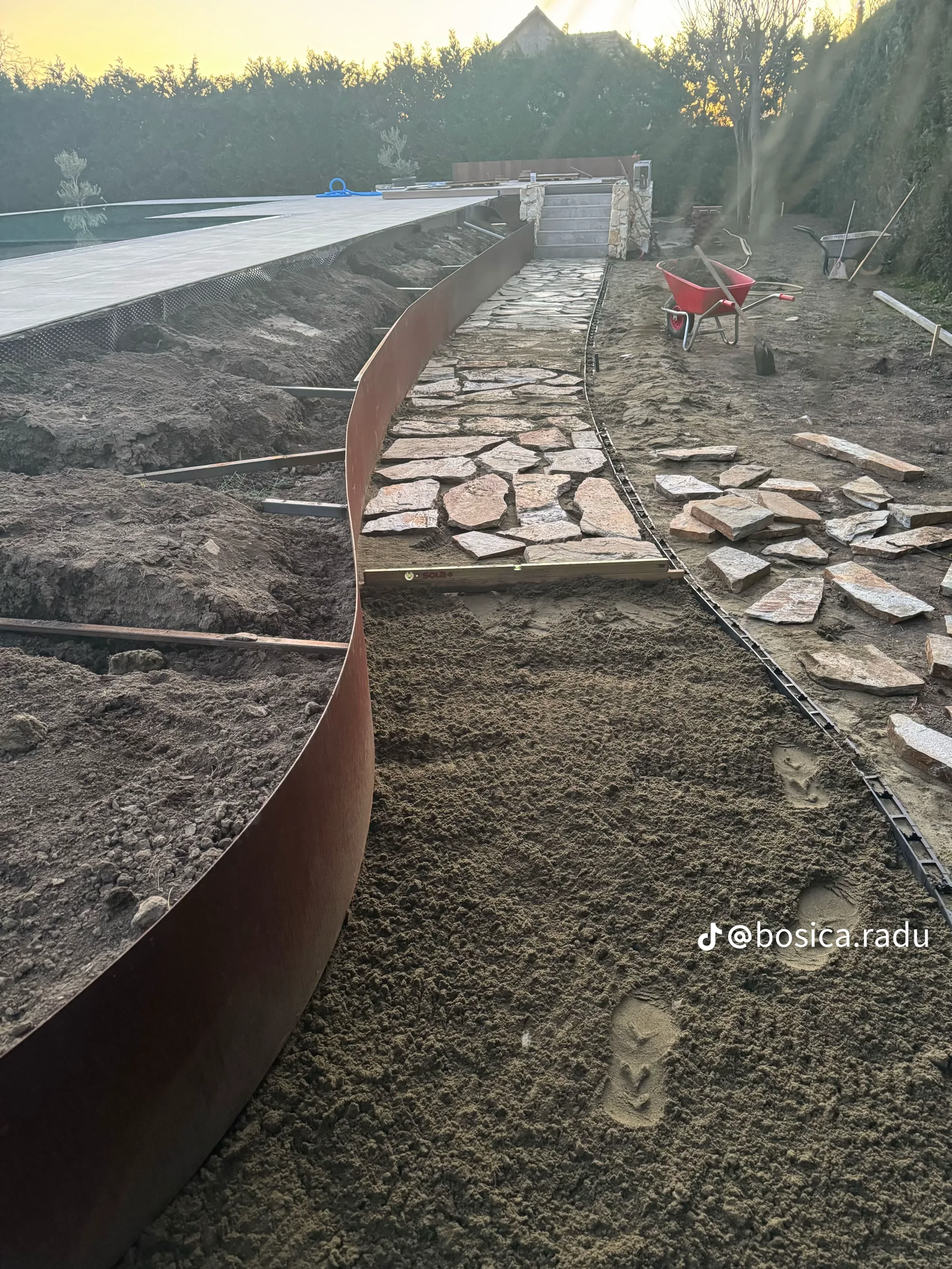 Potecă din piatră naturală cu margine corten steel curbată