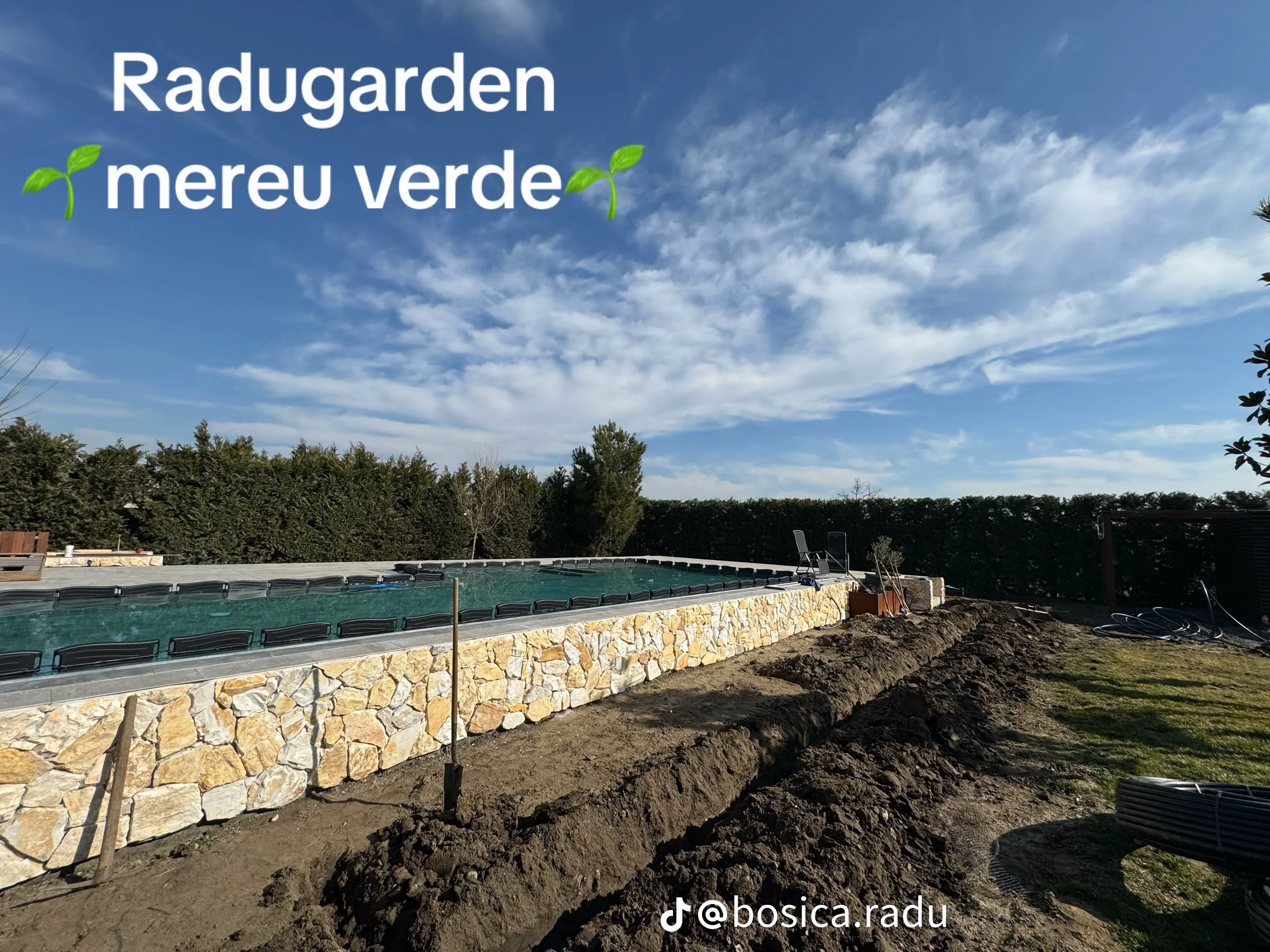 Amenajare perimetru piscină cu piatră naturală și gazon